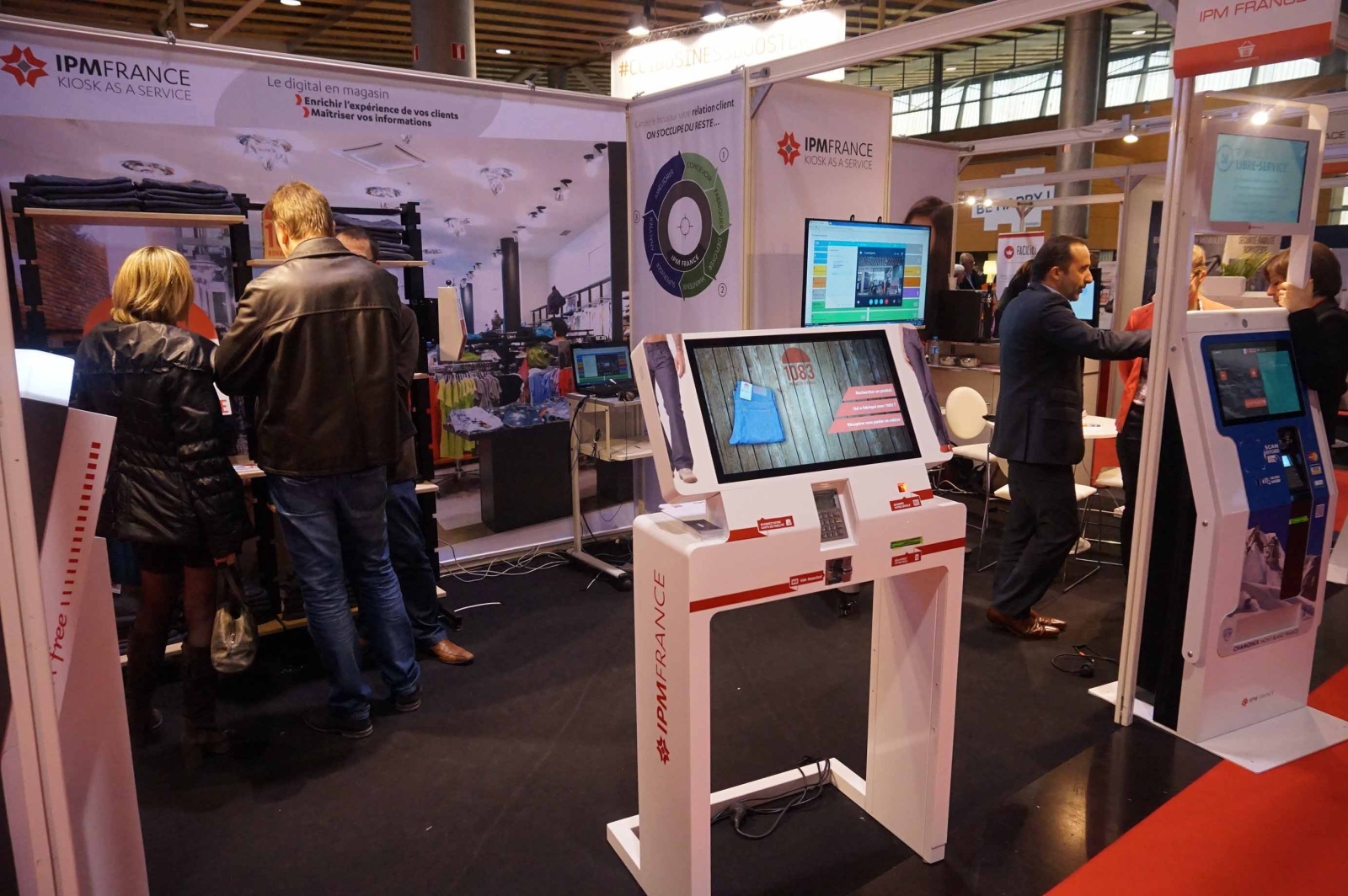 borne digitale accueil commerce connecte